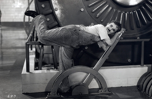 Les-Temps-modernes---Charlie-Chaplin-active-la-manivelle-d'une-machine-credit-Roy-Export-SAS